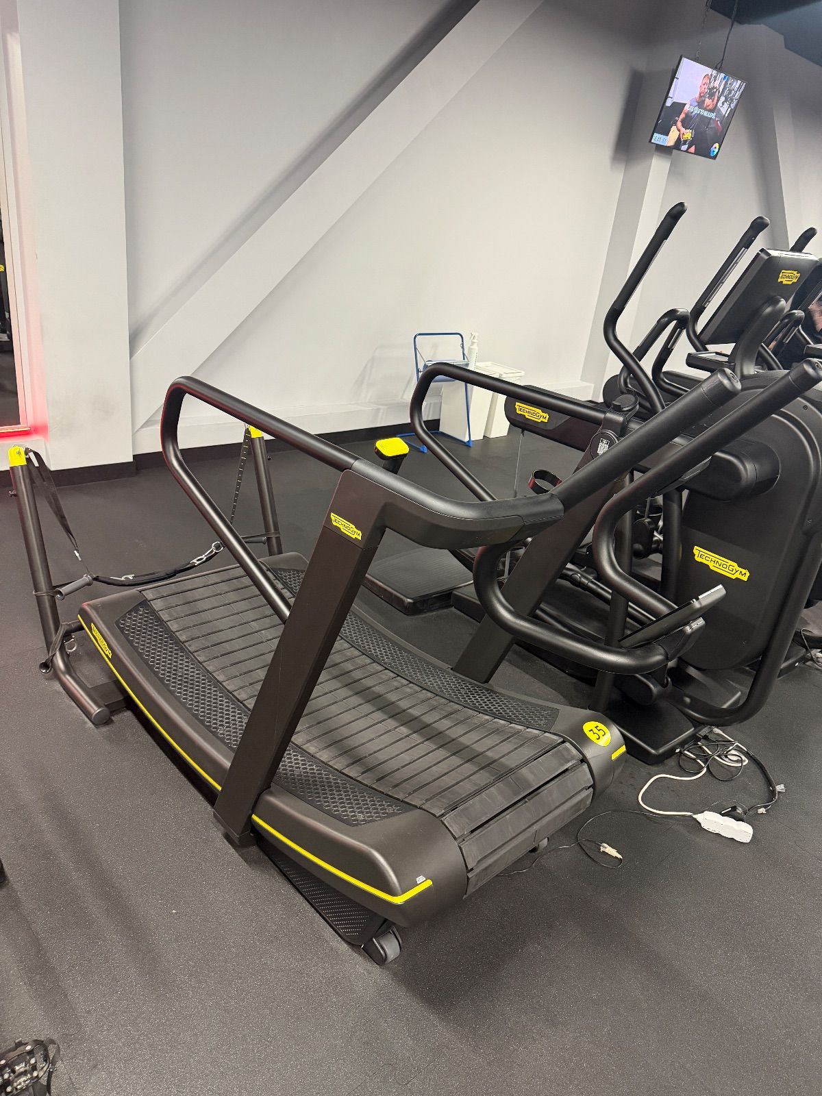 Running — Form Factory Centrum Cerny Most, Praha