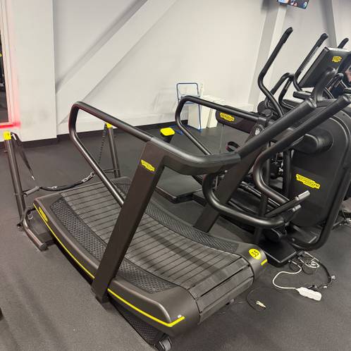 Running — Form Factory Centrum Cerny Most, Praha