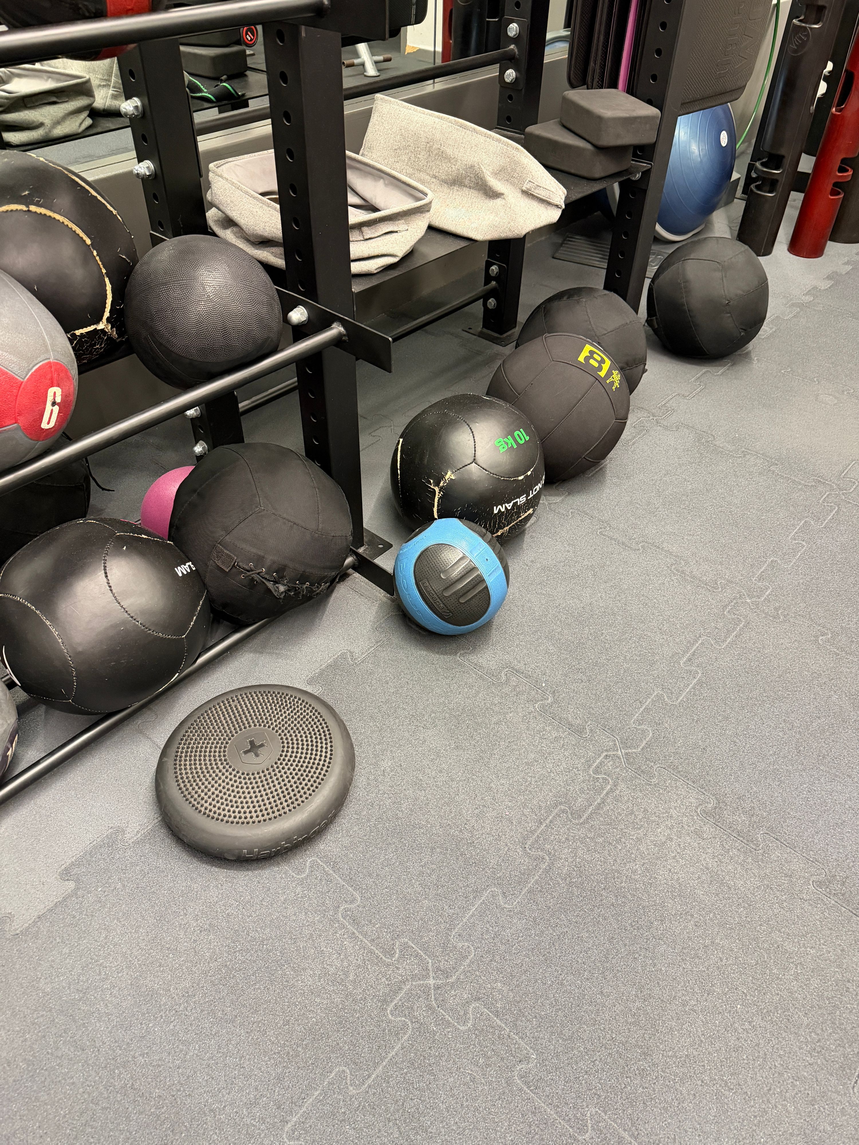 Wall balls — Form Factory Harfa, Praha