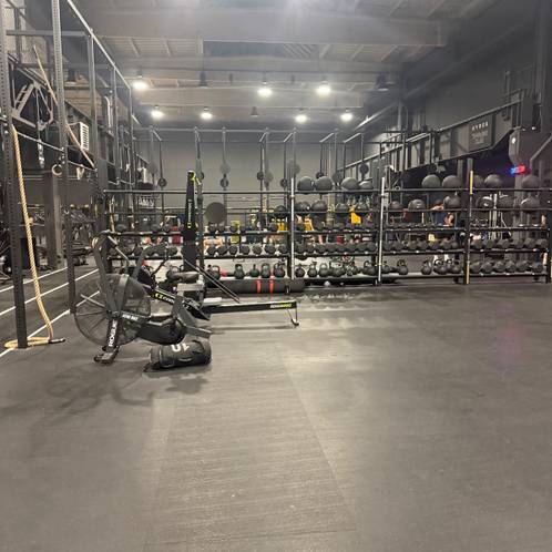 SkiErg, Row, Sandbag, Wall balls, AirBike — Oktagon gym Smíchov, Praha