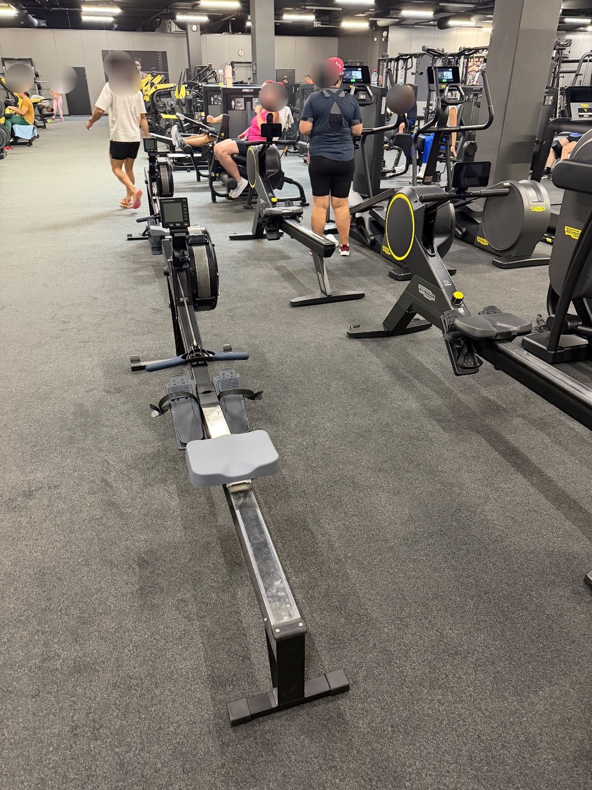 Row — Max Fitness Sterboholy, Prague