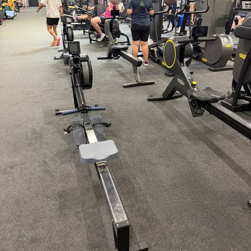 Row — Max Fitness Sterboholy, Prague
