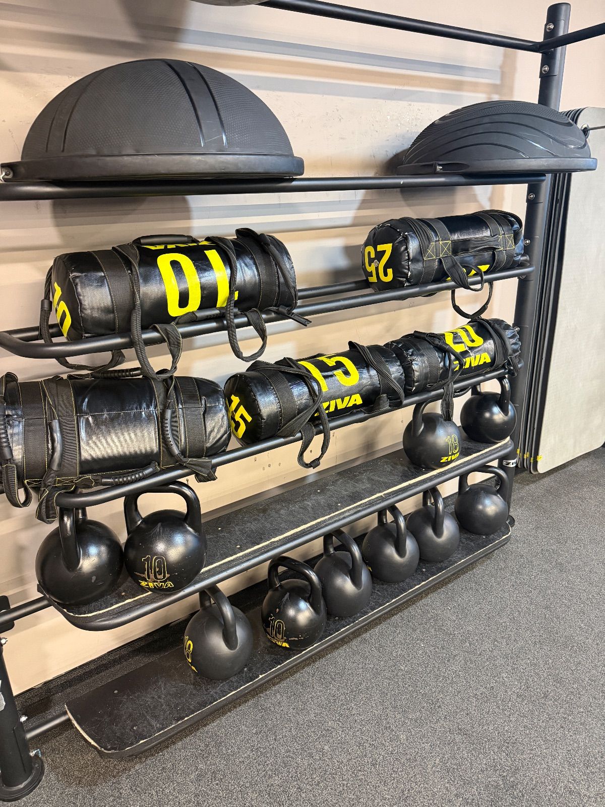 Farmers, Sandbag — Max Fitness Bila Labut, Praha