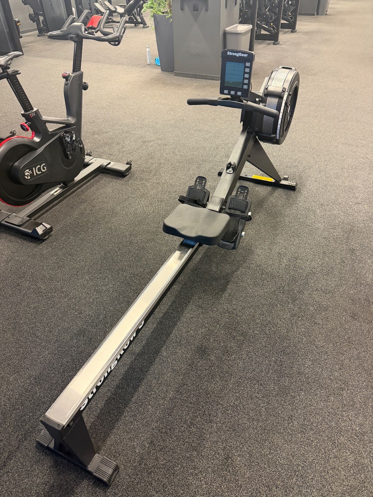 Row — Max Fitness Bila Labut, Praha